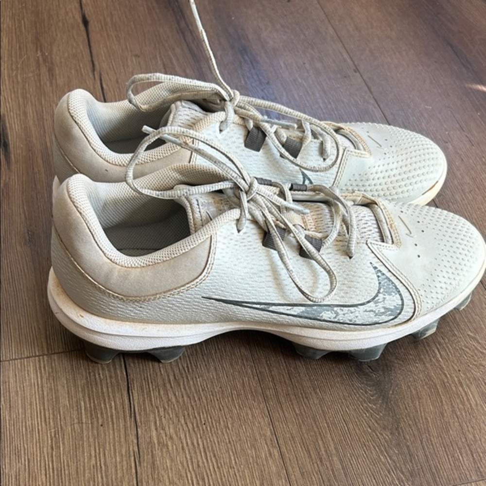 Nike Soft Ball Light Beige Baseball Cleats with Silver Swoosh !! Size 12